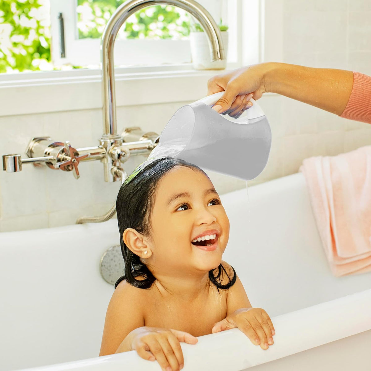 Munchkin Rinse Baby Bath Rinse Cup with Soft Rim, Grey - view 2