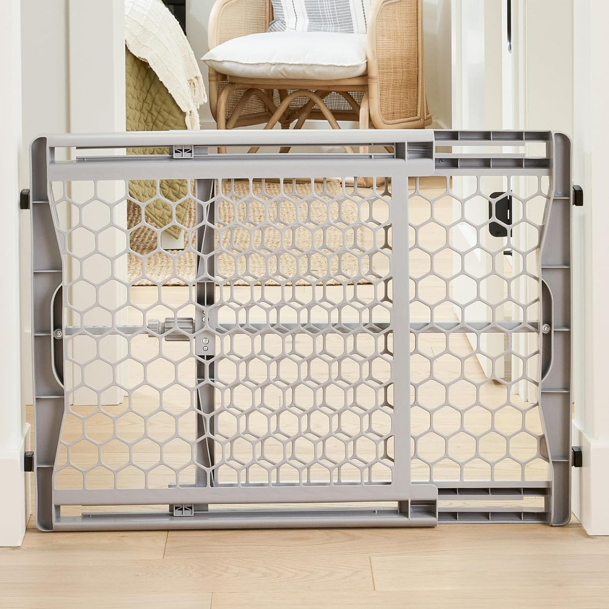 Regalo Extra Wide Plastic Baby Gate, 28-42 Inches — product view