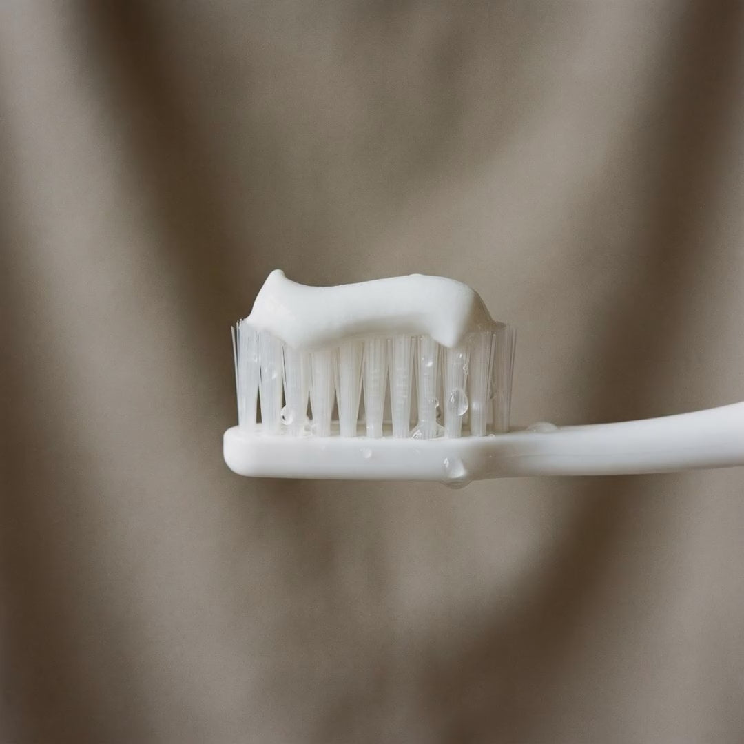 Crest 3D White Brilliance Toothpaste Vibrant Peppermint: toothpaste texture close-up video